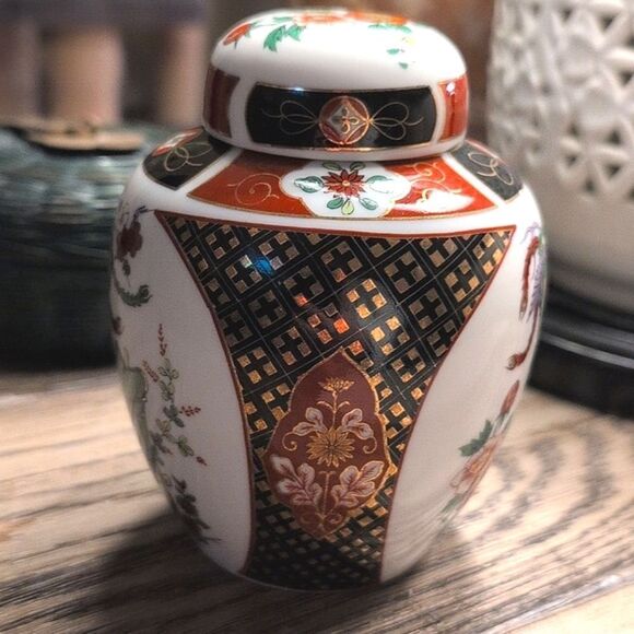Vintage Japanese Hand Painted Imari Porcelain Ginger Jar With Lid - Picture 2 of 8